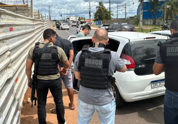 Abordagem dos policiais do DRACO
