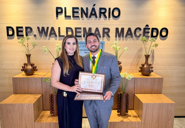 Advogado Breno Macedo recebe Medalha do Mérito Legislativo