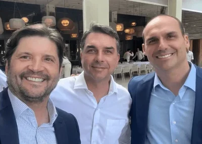 André do Prado, Flávio e Eduardo Bolsonaro
