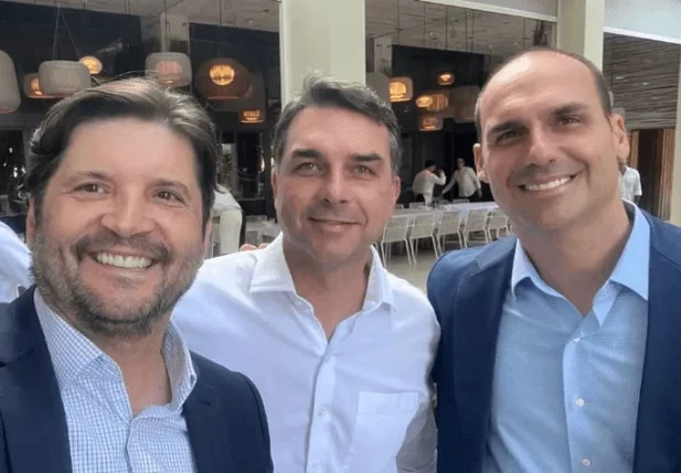 André do Prado, Flávio e Eduardo Bolsonaro