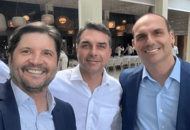 André do Prado, Flávio e Eduardo Bolsonaro