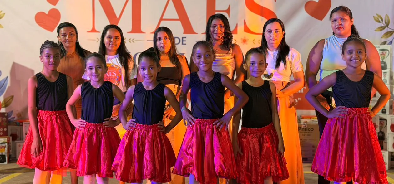 Apresentação encantadora das pequenas bailarinas em homenagem às mamães
