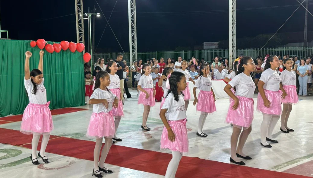 Apresentações culturais marcaram a noite dedicada às mães são-joanenses em São João do Arraial