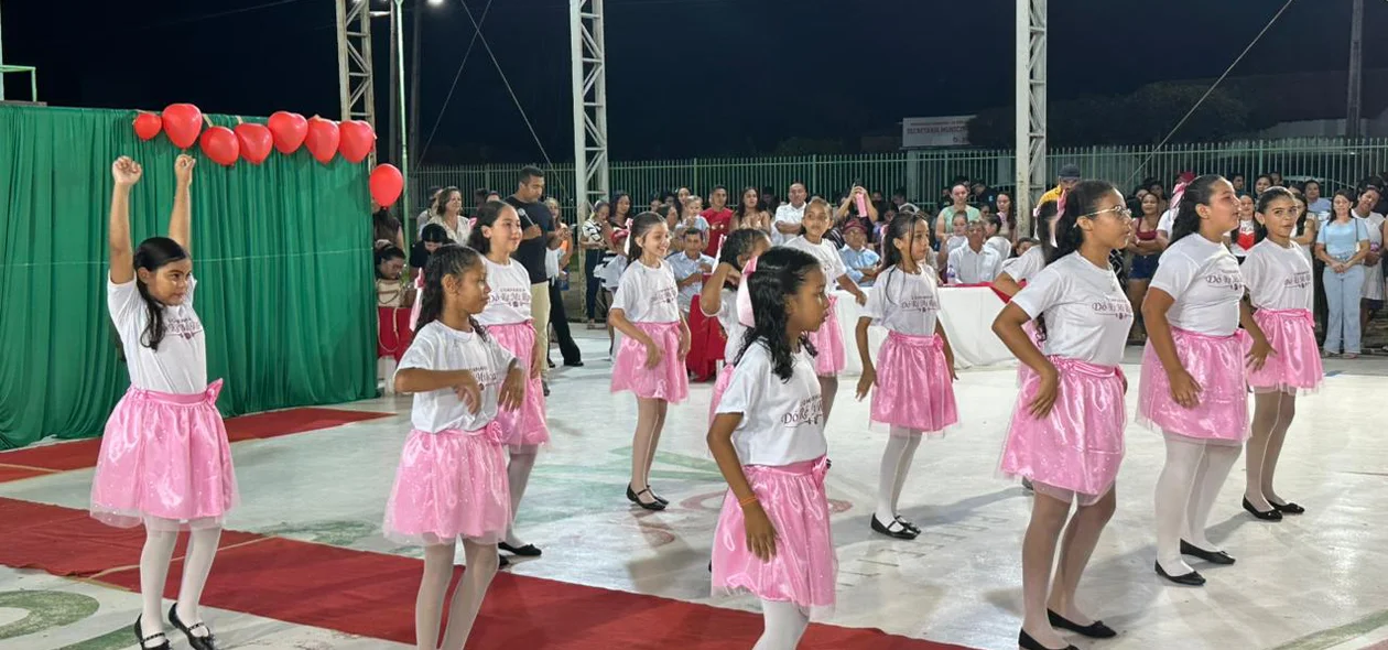 Apresentações culturais marcaram a noite dedicada às mães são-joanenses em São João do Arraial