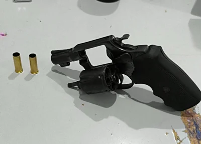 Arma apreendida com um dos suspeitos