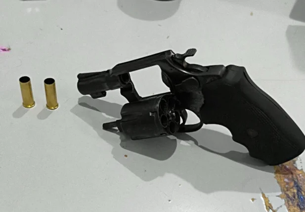 Arma apreendida com um dos suspeitos