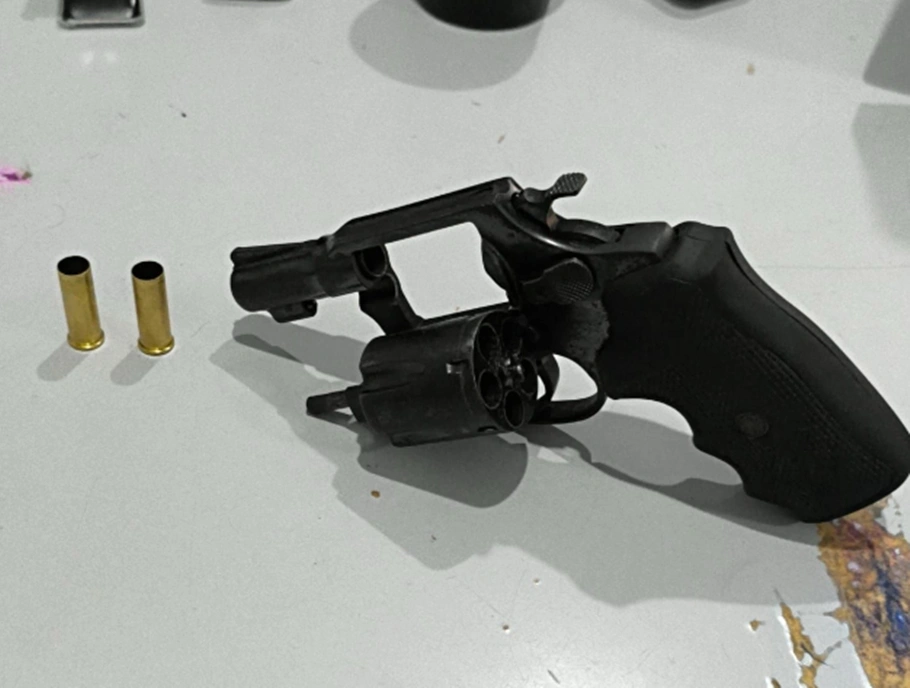 Arma apreendida com um dos suspeitos
