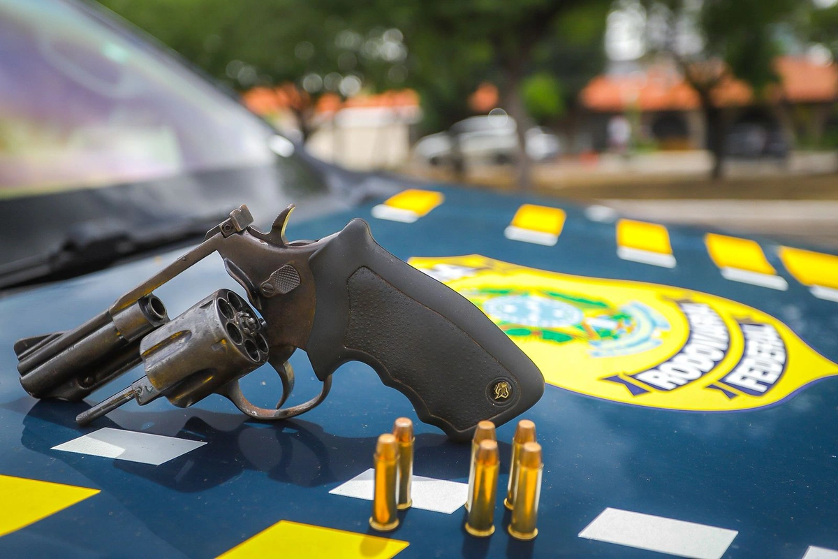 Arma apreendida pela PRF na Avenida João XXIII