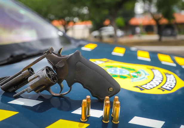 Arma apreendida pela PRF na Avenida João XXIII