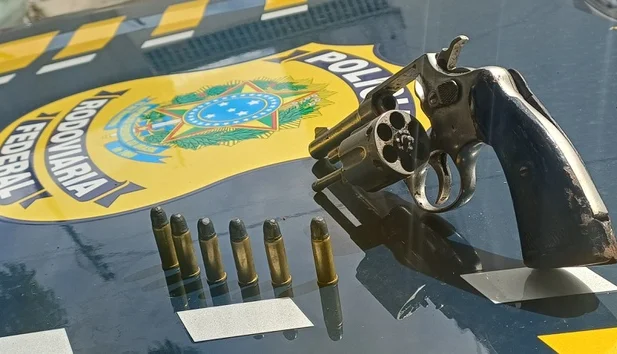 Arma de fogo foi abandonada peloa assaltante