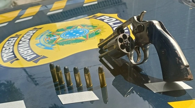 Arma de fogo foi abandonada peloa assaltante
