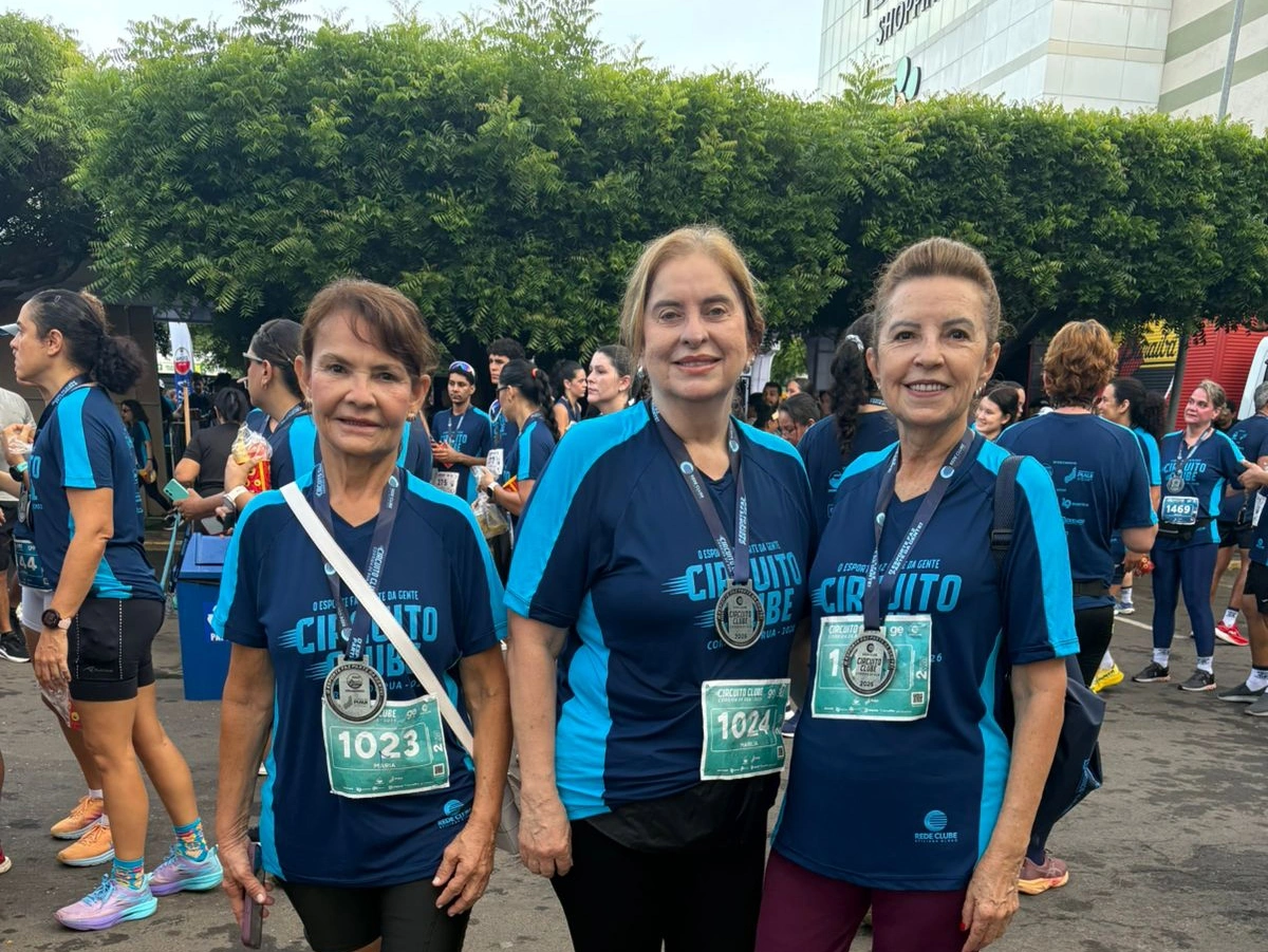 As meninas da Academia Demóstenes (Cleide, Marília e Dalvanira) fazendo o dever de casa