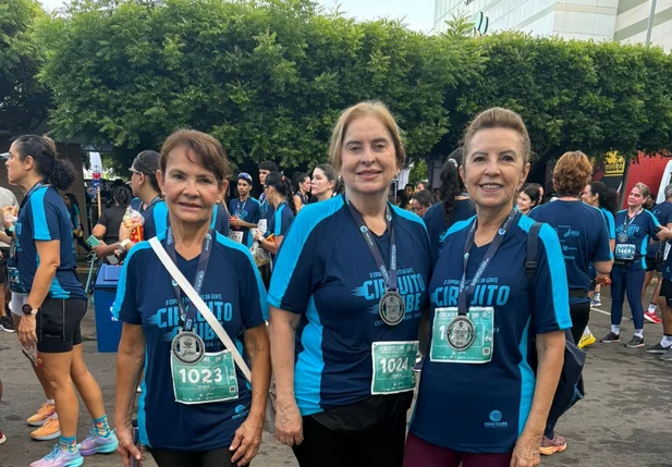 As meninas da Academia Demóstenes (Cleide, Marília e Dalvanira) fazendo o dever de casa