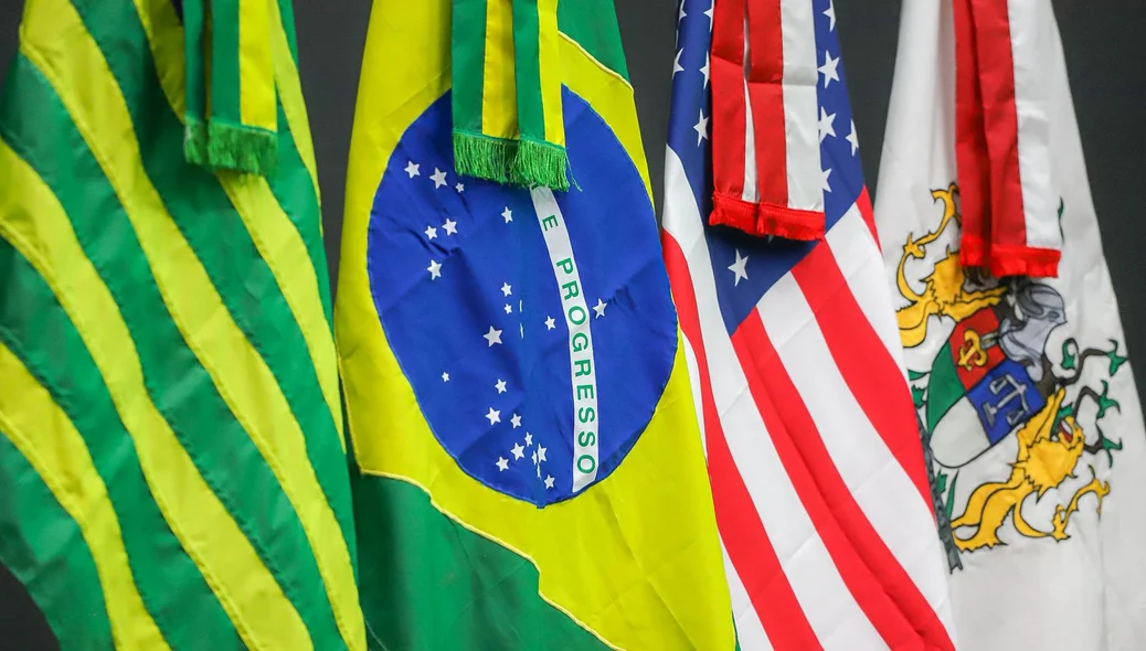 Bandeiras do Brasil e dos EUA