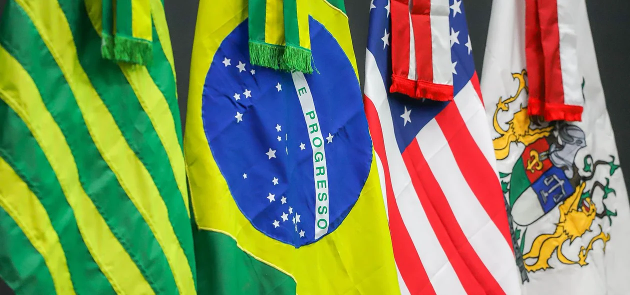 Bandeiras do Brasil e dos EUA