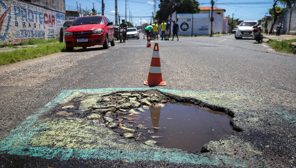 Buraco foi pintado com as cores da bandeira