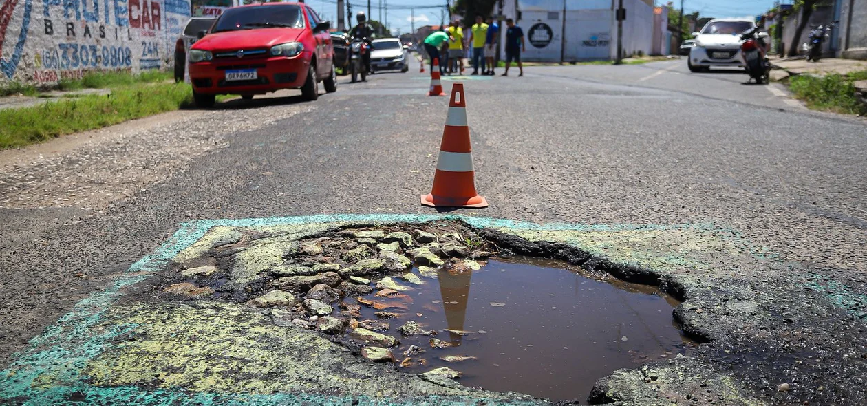 Buraco foi pintado com as cores da bandeira