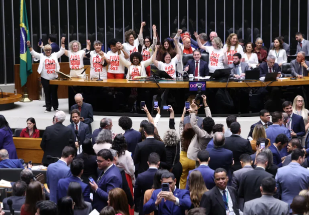 Câmara dos Deputados aprova PEC que acaba com escala 6x1 e reduz jornada para 40h