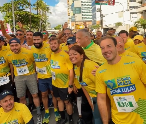 Carlos Bolsonaro participa de corrida “Fora Lula” em Maceió