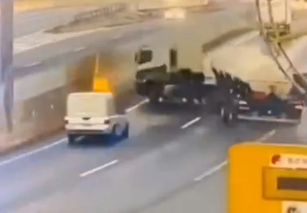 Carreta tanque perde controle e causa acidente na BR 116 no Rio Grande do Sul