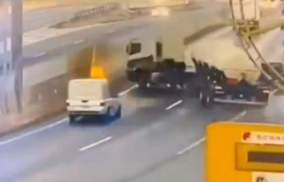 Carreta tanque perde controle e causa acidente na BR 116 no Rio Grande do Sul