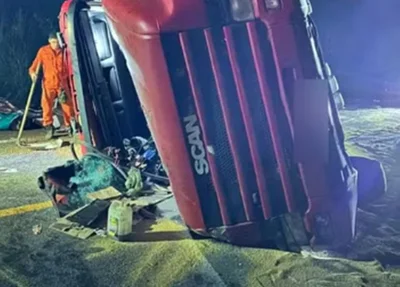 Carreta tombou na BR 343 em Piripiri