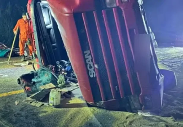 Carreta tombou na BR 343 em Piripiri