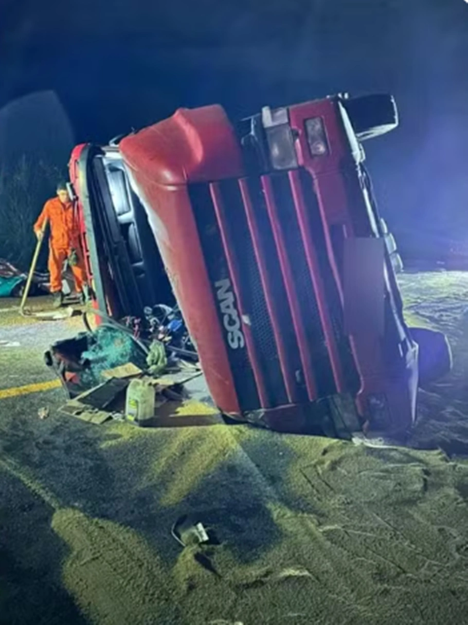 Carreta tombou na BR 343 em Piripiri