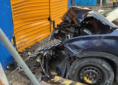 Carro atingiu loja e ficou destruído na Avenida Miguel Rosa