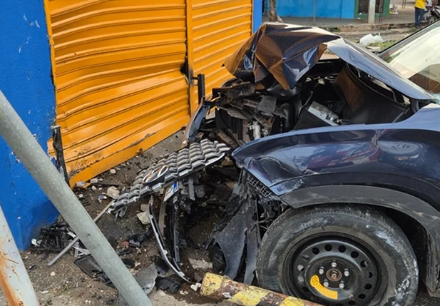 Carro atingiu loja e ficou destruído na Avenida Miguel Rosa