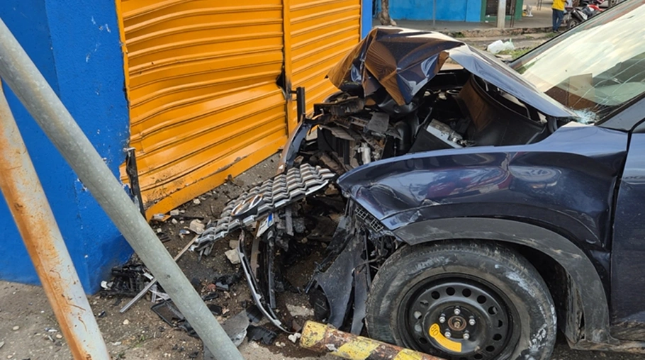 Carro atingiu loja e ficou destruído na Avenida Miguel Rosa