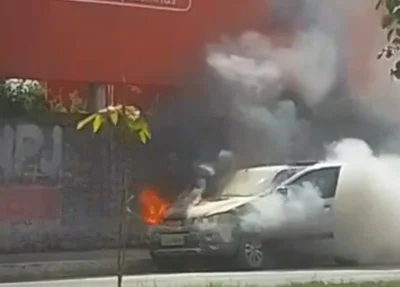 Carro pega fogo e fica destruído na Avenida Zequinha Freire em Teresina
