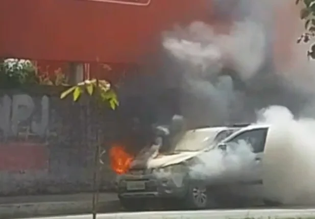 Carro pega fogo e fica destruído na Avenida Zequinha Freire em Teresina