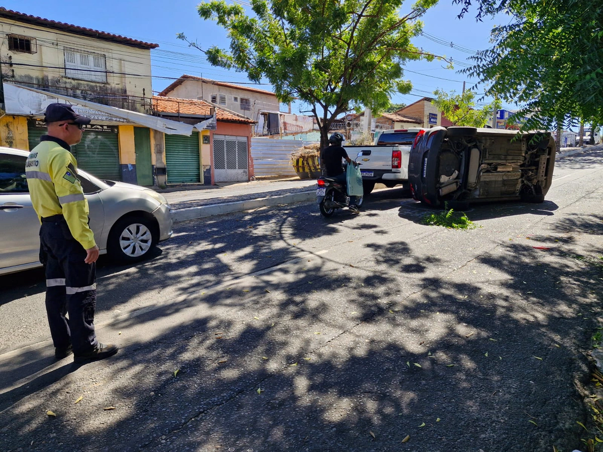 Carro tombou na Avendia Joaquim Ribeiro