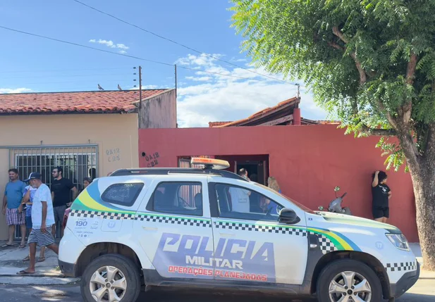 Celular e outros objetos ficaram destruídos pelo fogo