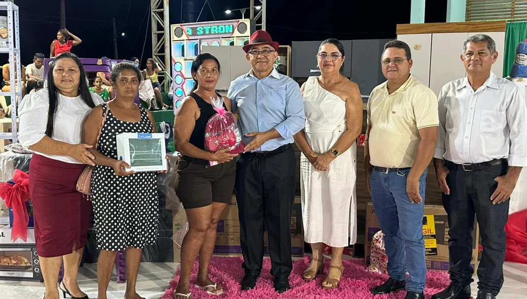 Centenas de mães participaram da celebração promovida pela Prefeitura de São João do Arraial na noite deste sábado