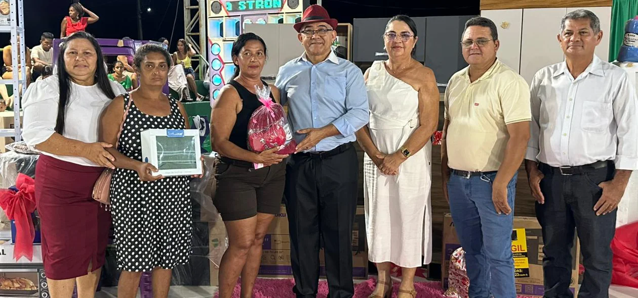 Centenas de mães participaram da celebração promovida pela Prefeitura de São João do Arraial na noite deste sábado