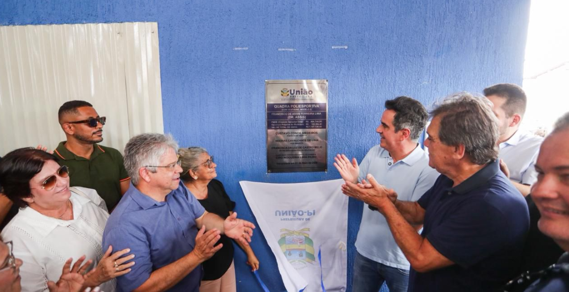 Ciro Nogueira inaugura quadra escolar em União