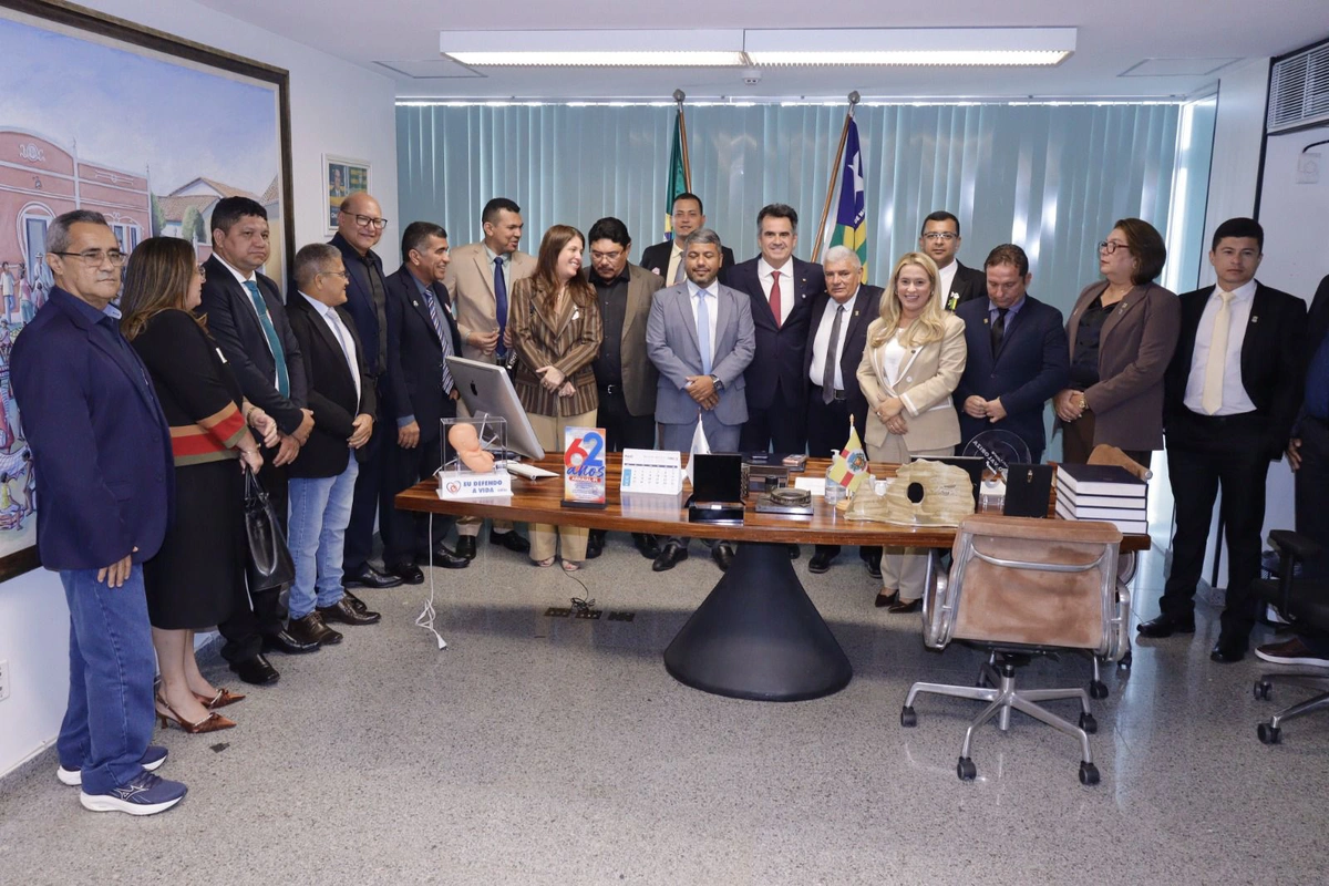 Ciro Nogueira recebe grupo de prefeitos durante marcha
