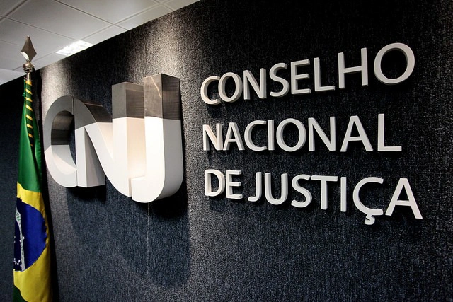 CNJ aprova contracheque único para juízes e mira supersalários