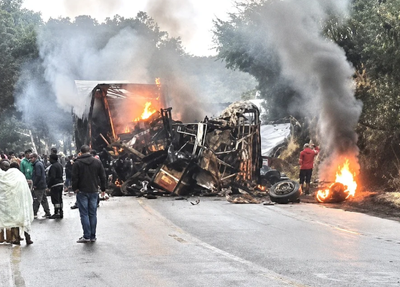 Colisão entre ônibus e carreta deixa 8 mortos na BR-251