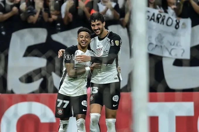 Corinthians vence Peñarol e segue 100% na Libertadores