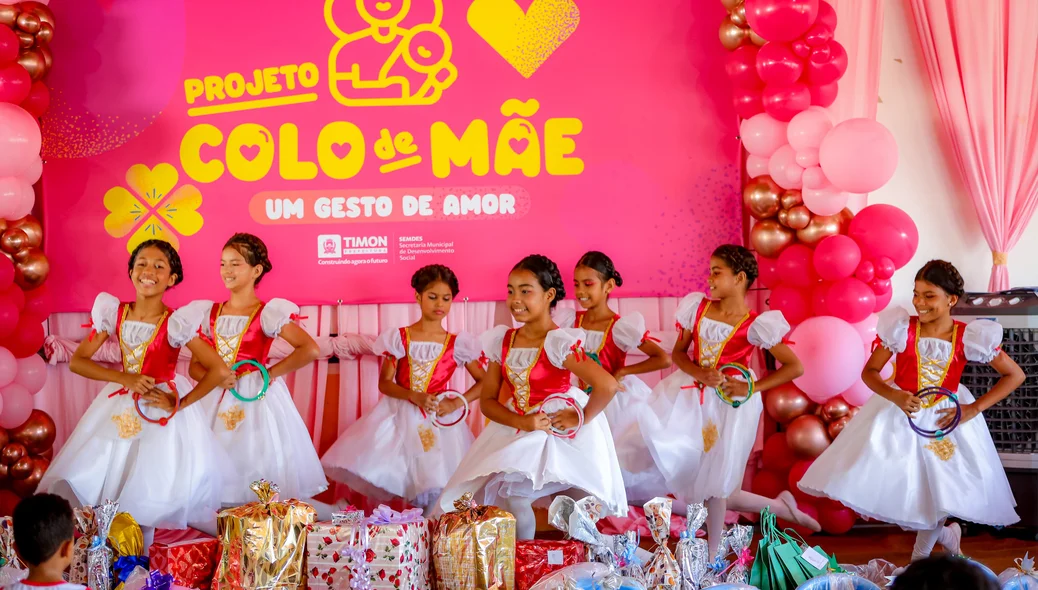 Crianças encantaram o público com apresentações culturais durante o evento, celebrando o amor e o cuidado que o Projeto Colo de Mãe representa