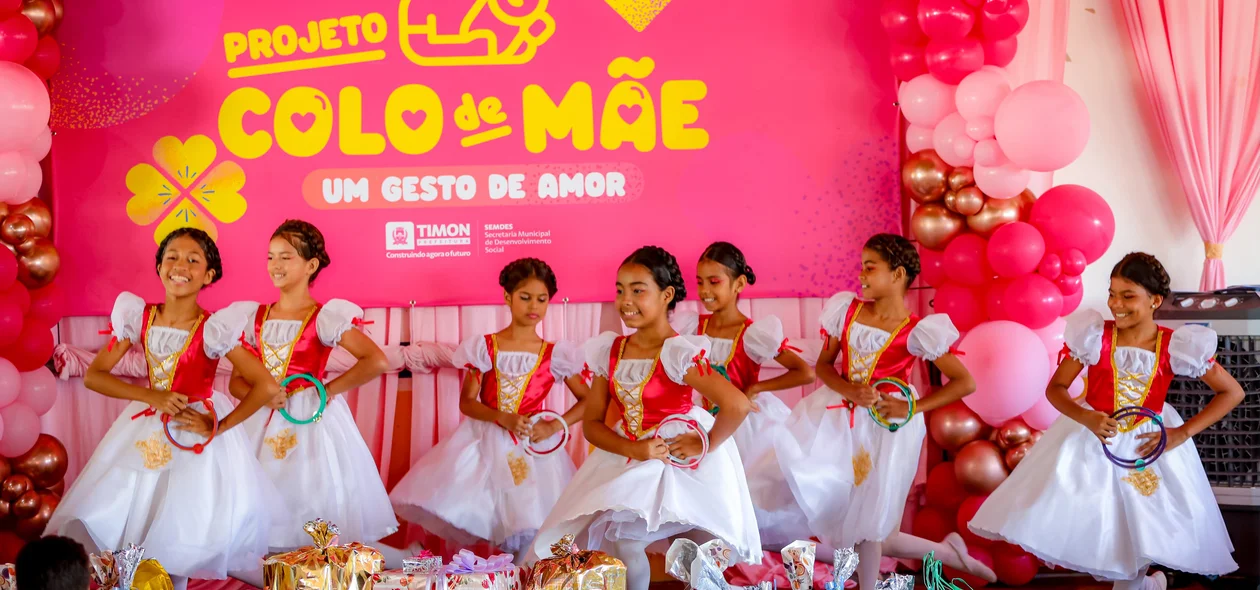 Crianças encantaram o público com apresentações culturais durante o evento, celebrando o amor e o cuidado que o Projeto Colo de Mãe representa