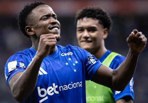 Cruzeiro segura pressão no fim e vence a Chapecoense no Brasileirão