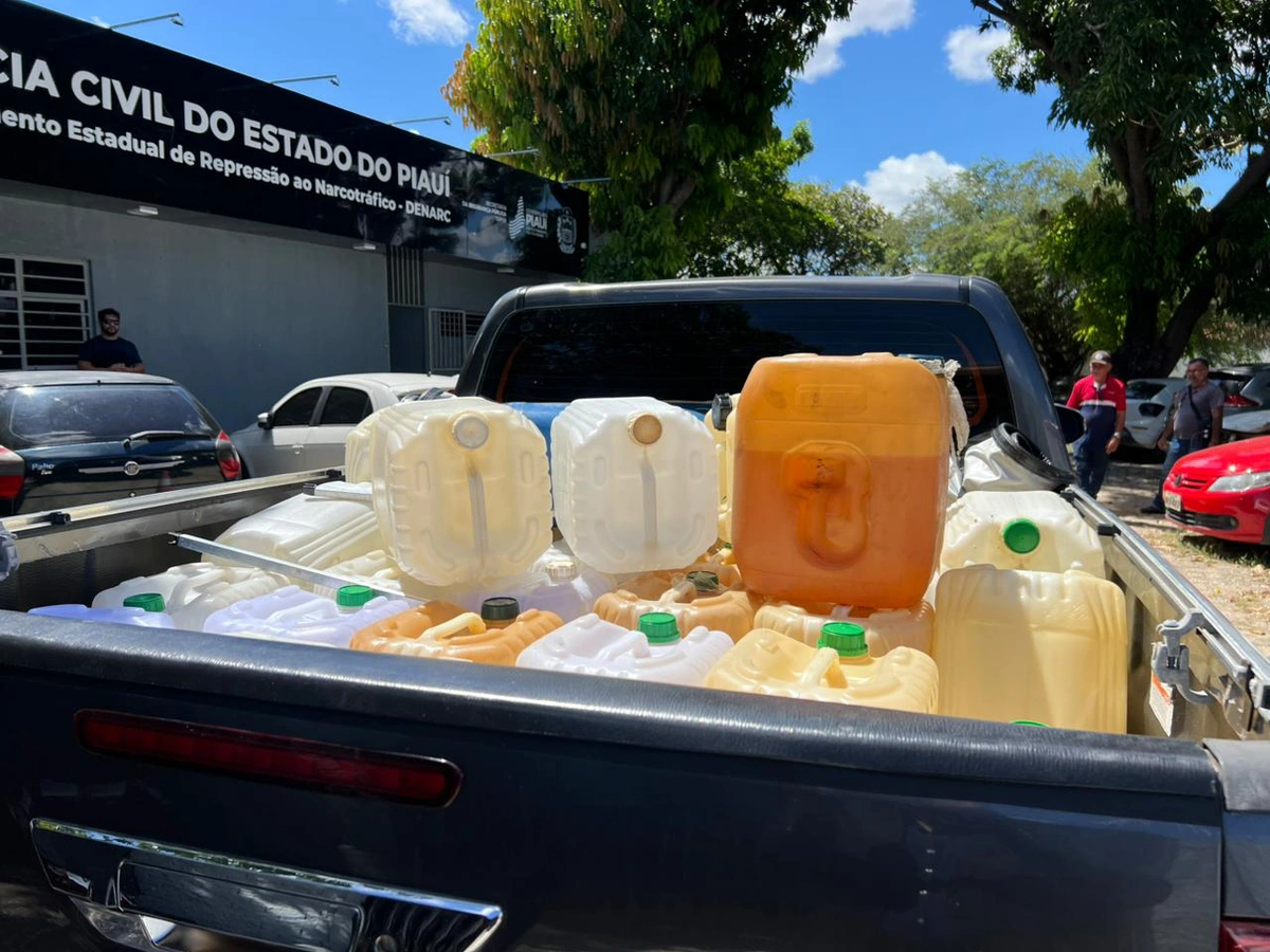 Denarc apreende galões de gasolina
