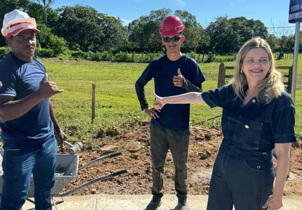 Deputada Gracinha Mão Santa visitando a obra