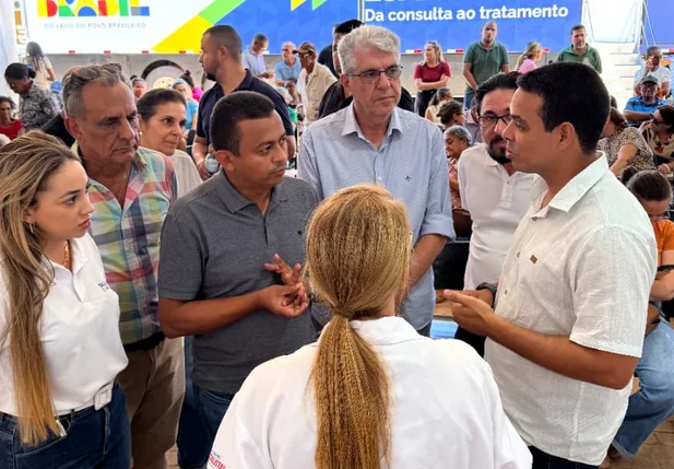 Deputado Dr. Francisco acompanha obras do Centro de Reabilitação e Carreta da Oftalmologia em Corrente