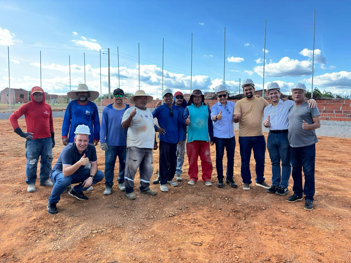 Deputado Dr. Hélio visita obra de quadra poliesportiva no bairro São José em São Raimundo Nonato