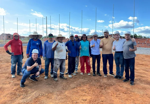 Deputado Dr. Hélio visita obra de quadra poliesportiva no bairro São José em São Raimundo Nonato